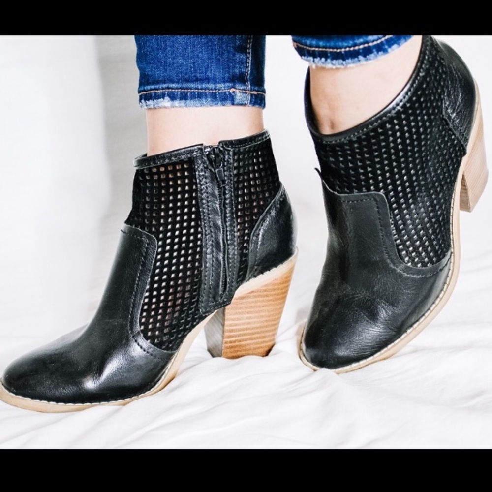 🛍Black Leather Mesh, SFA, Spring bootie, Size 7.